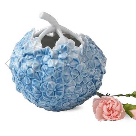 Wouter Dolk for
Royal Copenhagen
The art of giving flowers hydrangea vase
 blue - Picture 2 of 10